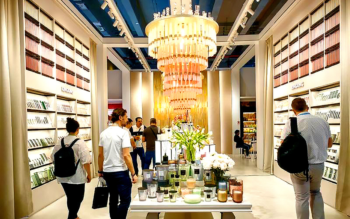 在展会展台搭建设计中，如何根据人流图优化展位？