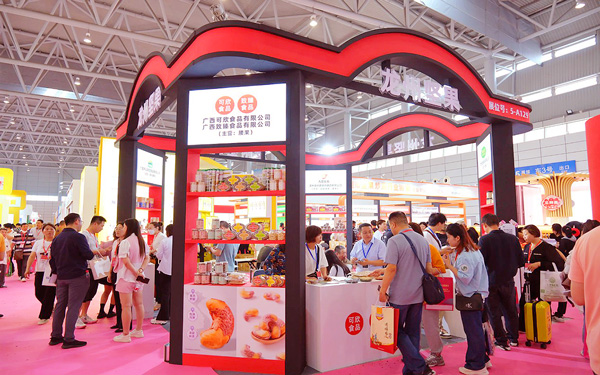 在展会设计中，如何确保展架摆放不阻碍观众视线？