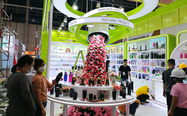 花艺装置点缀广交会摊位装修：打造差异化展示空间